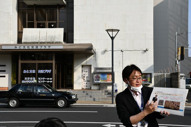 お堀について説明する案内員の方