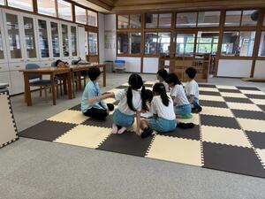 県内初！公立小と学生サークルの連携協定－ゼミ室で児童と学生が交流