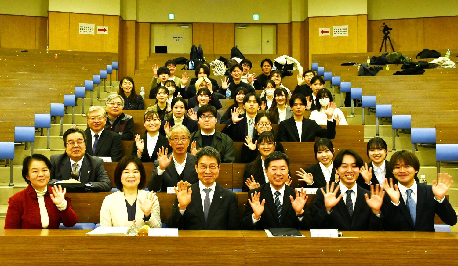 水戸市・高橋市長と学生が市政課題を語り合う<br>－6つのグループが政策提案、真剣に向き合う市長の姿