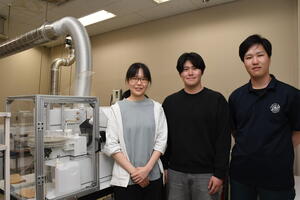 【博士課程の現場】分野を超えた「同期」のタッグで査読を突破理工学研究科博士後期課程　小泉遼介さん・石射一希さん・小坂日奈子さん