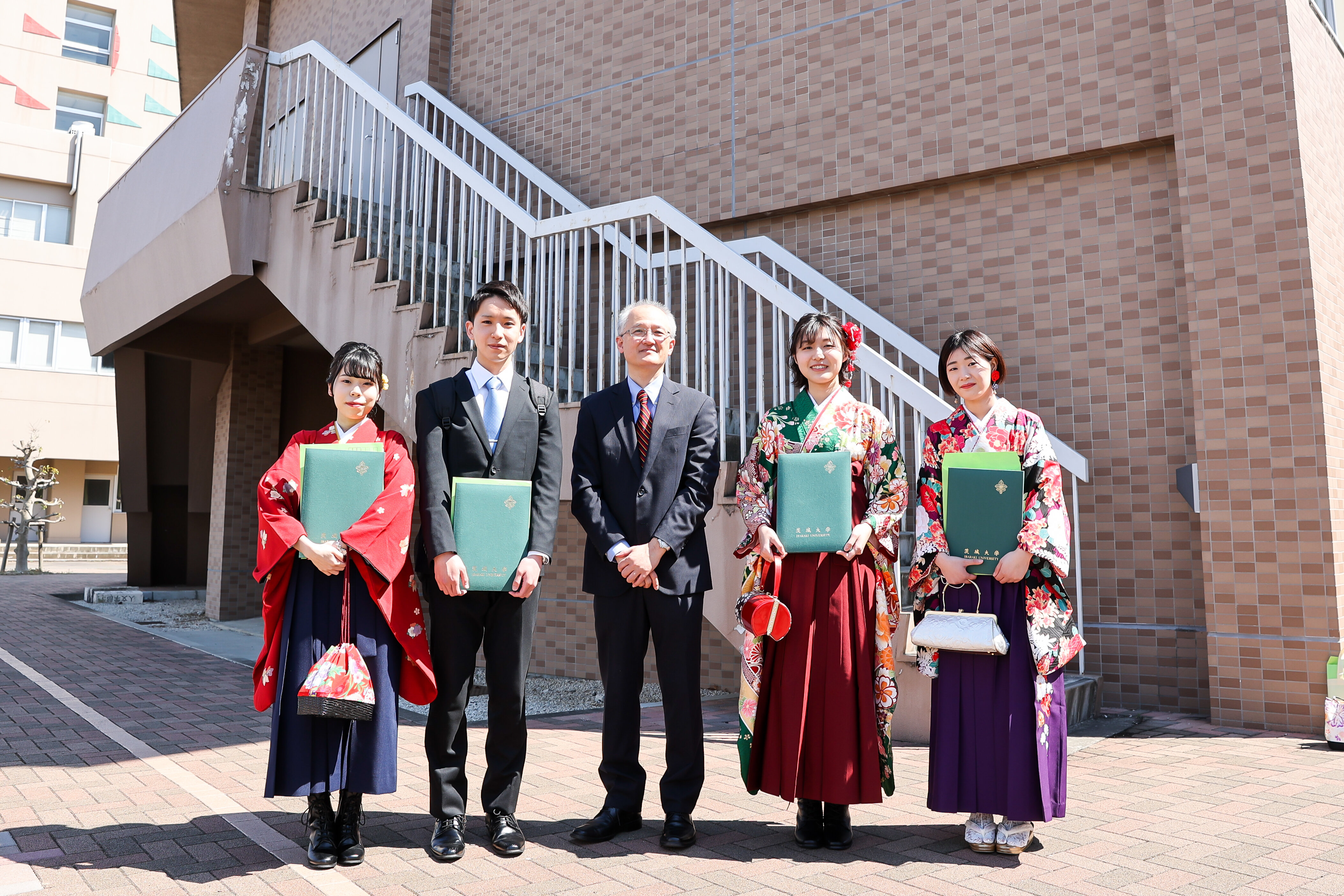 卒業おめでとう 動画 写真で振り返る令和2年度卒業式 学位記伝達式 News 茨城大学