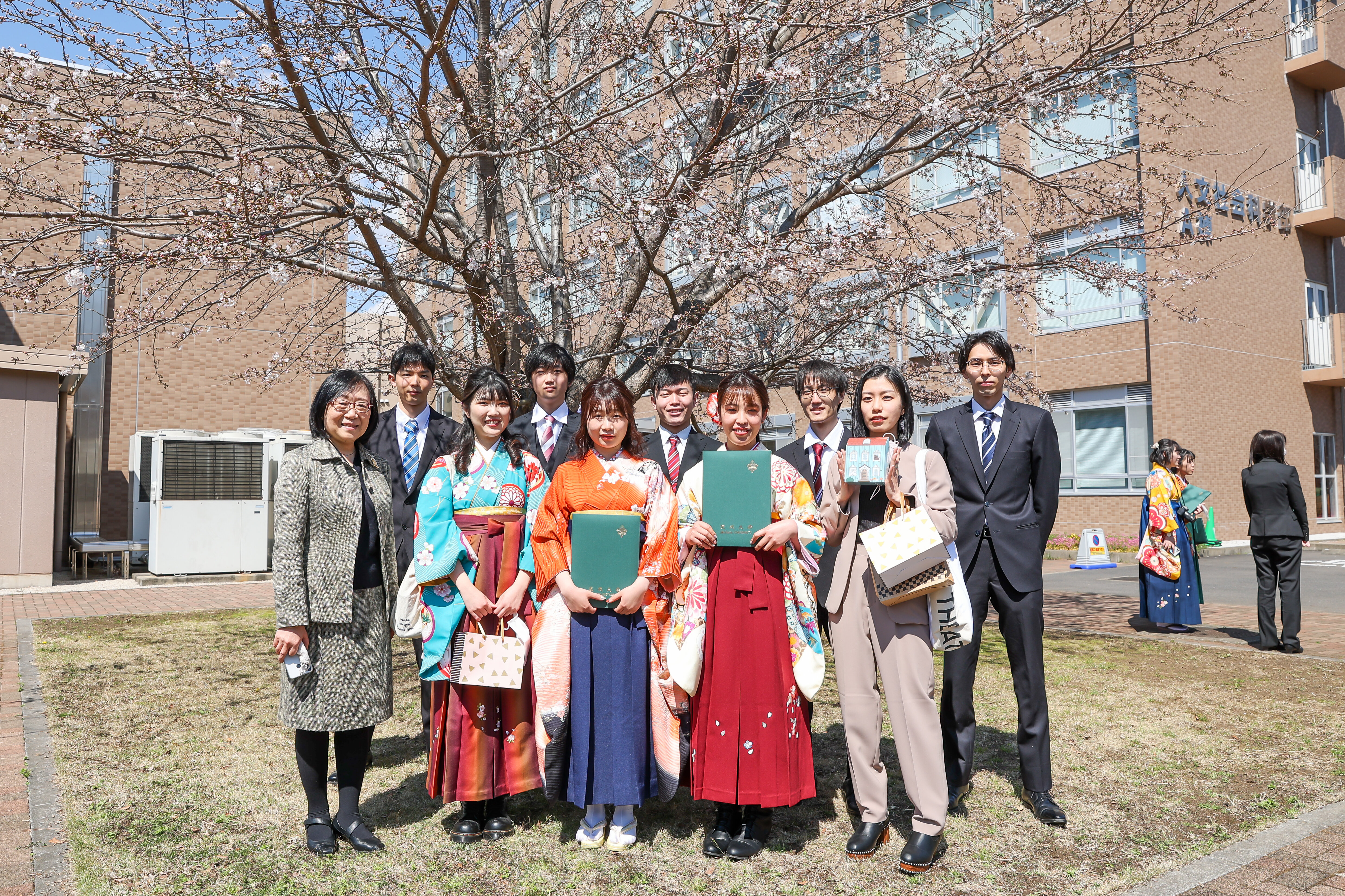 卒業おめでとう 動画 写真で振り返る令和2年度卒業式 学位記伝達式 News 茨城大学