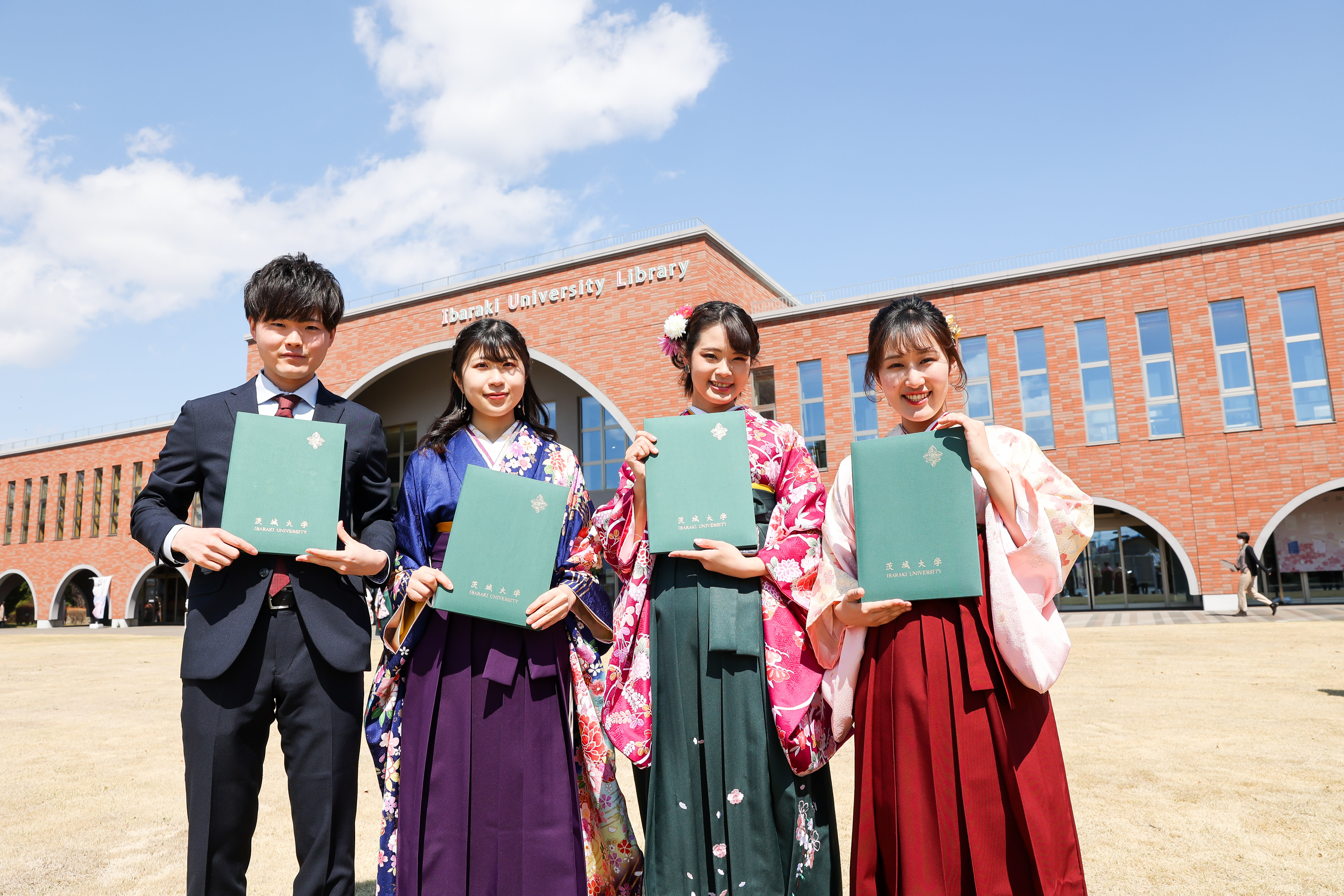 卒業おめでとう 動画 写真で振り返る令和2年度卒業式 学位記伝達式 News 茨城大学