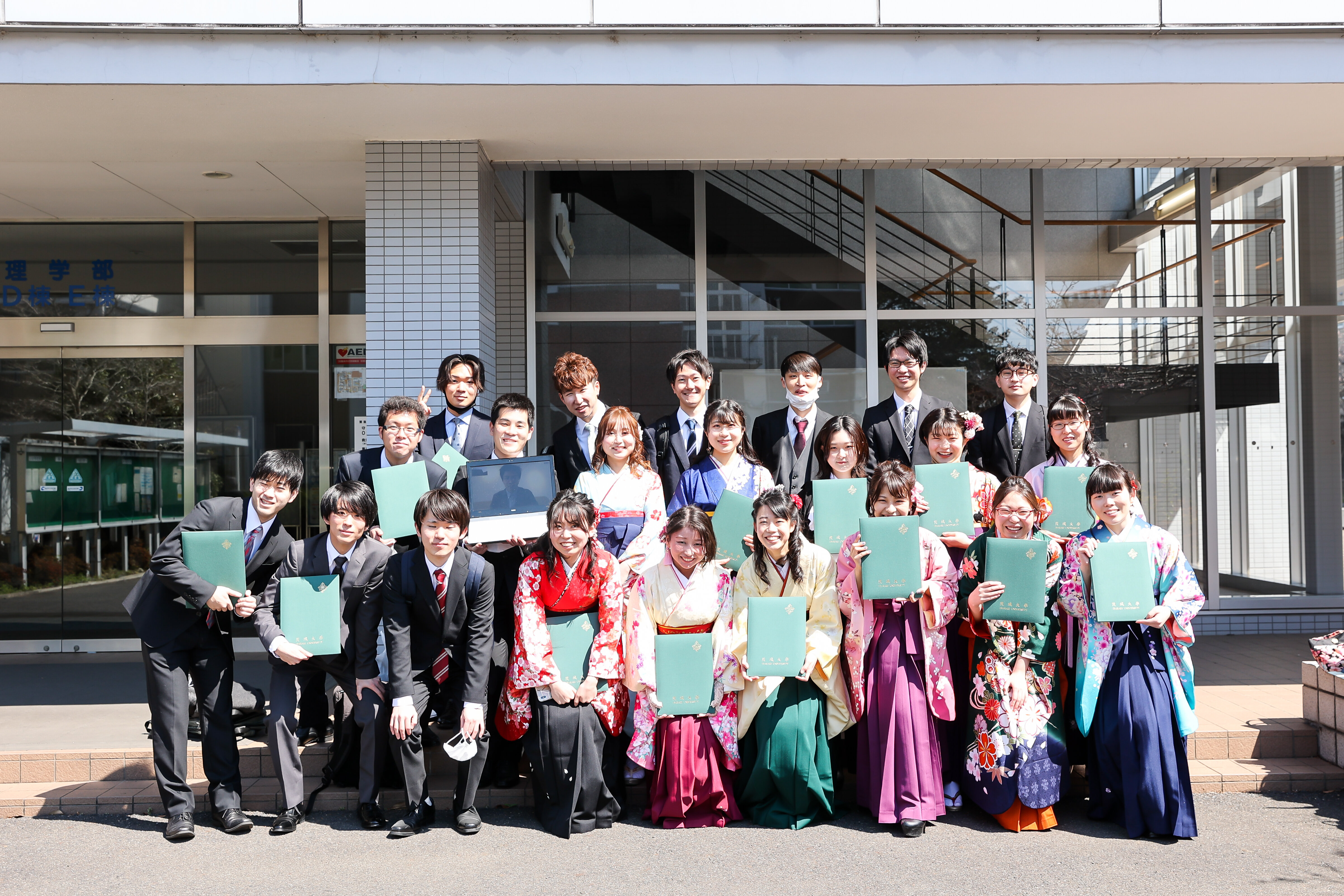 卒業おめでとう 動画 写真で振り返る令和2年度卒業式 学位記伝達式 News 茨城大学