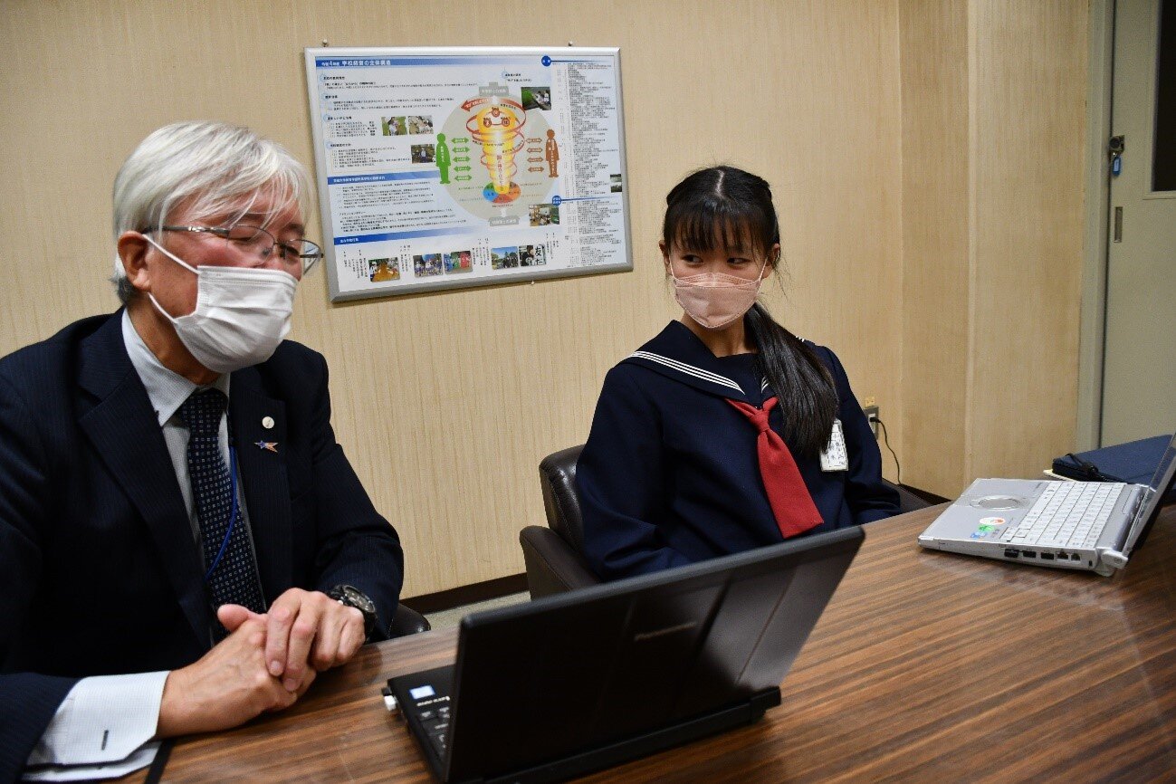 齋藤先生と鈴木さん（附属小学校での取材）