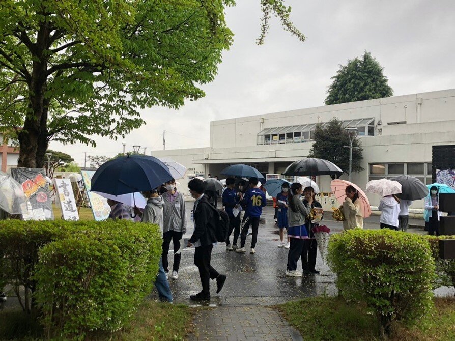 雨の中ビラを配る先輩方