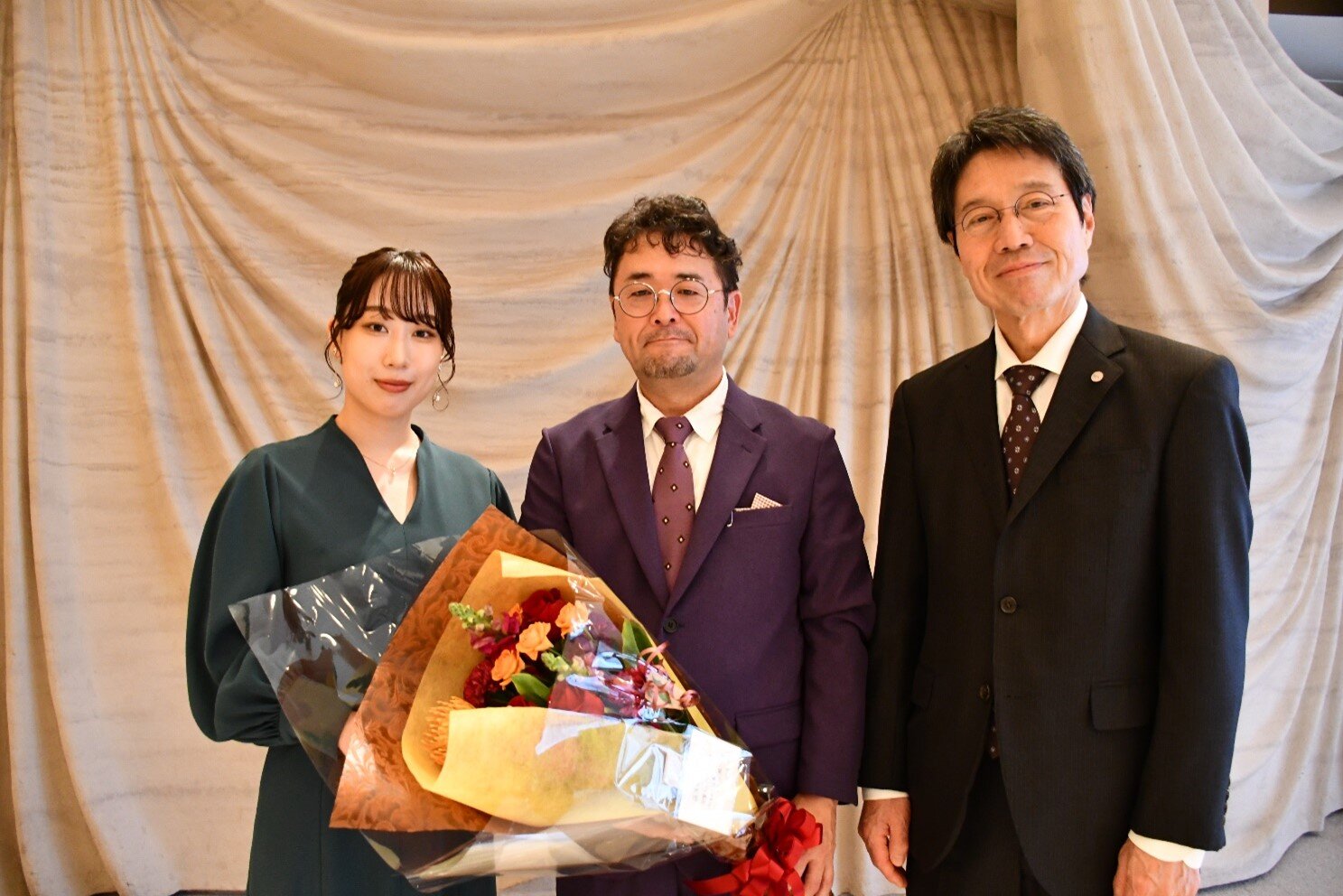 授賞式にはゼミの学生（左）が花束を手に駆けつけた　太田寛行学長も交えて記念撮影