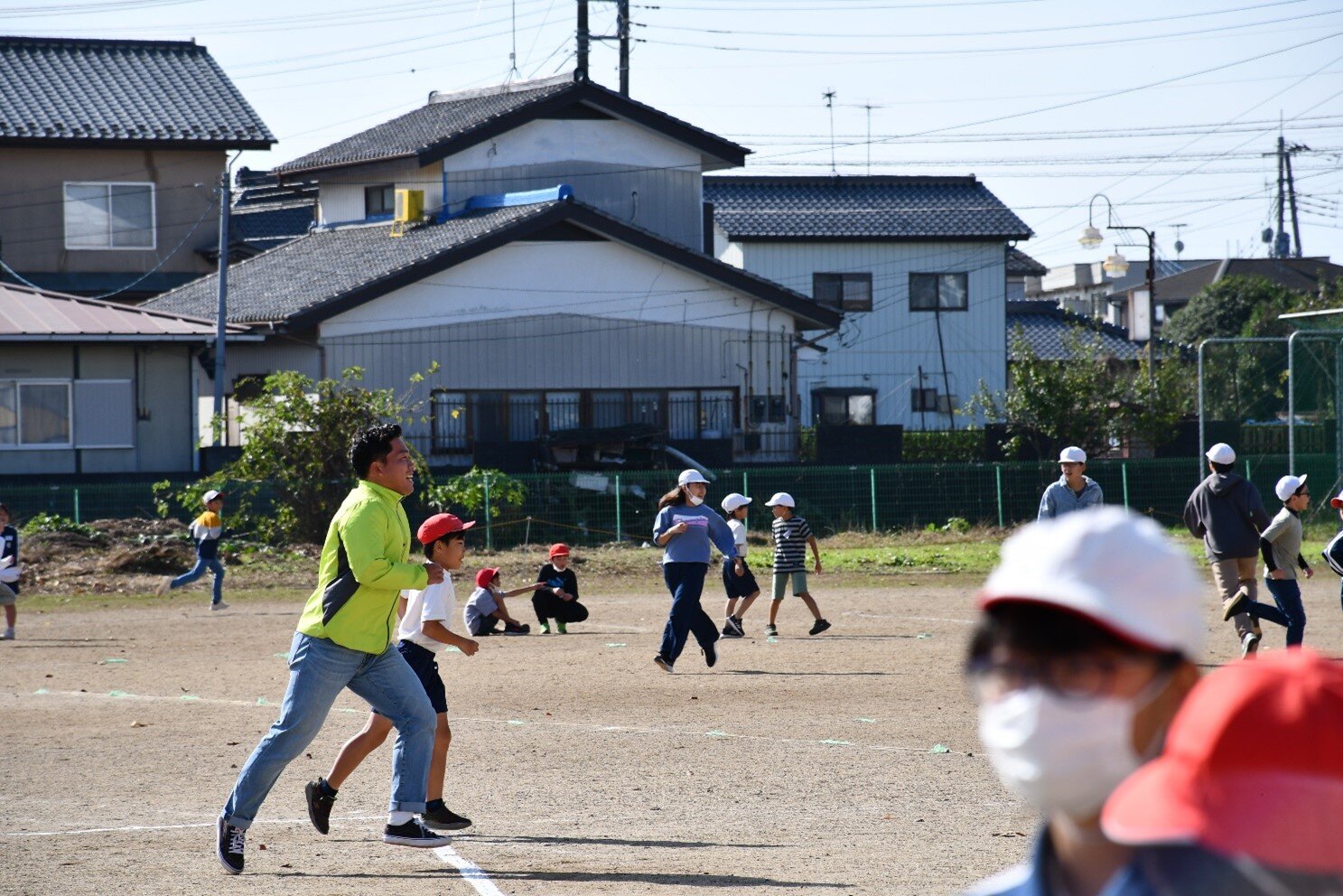 ２時間目の中休みには子どもたちとかけっこも