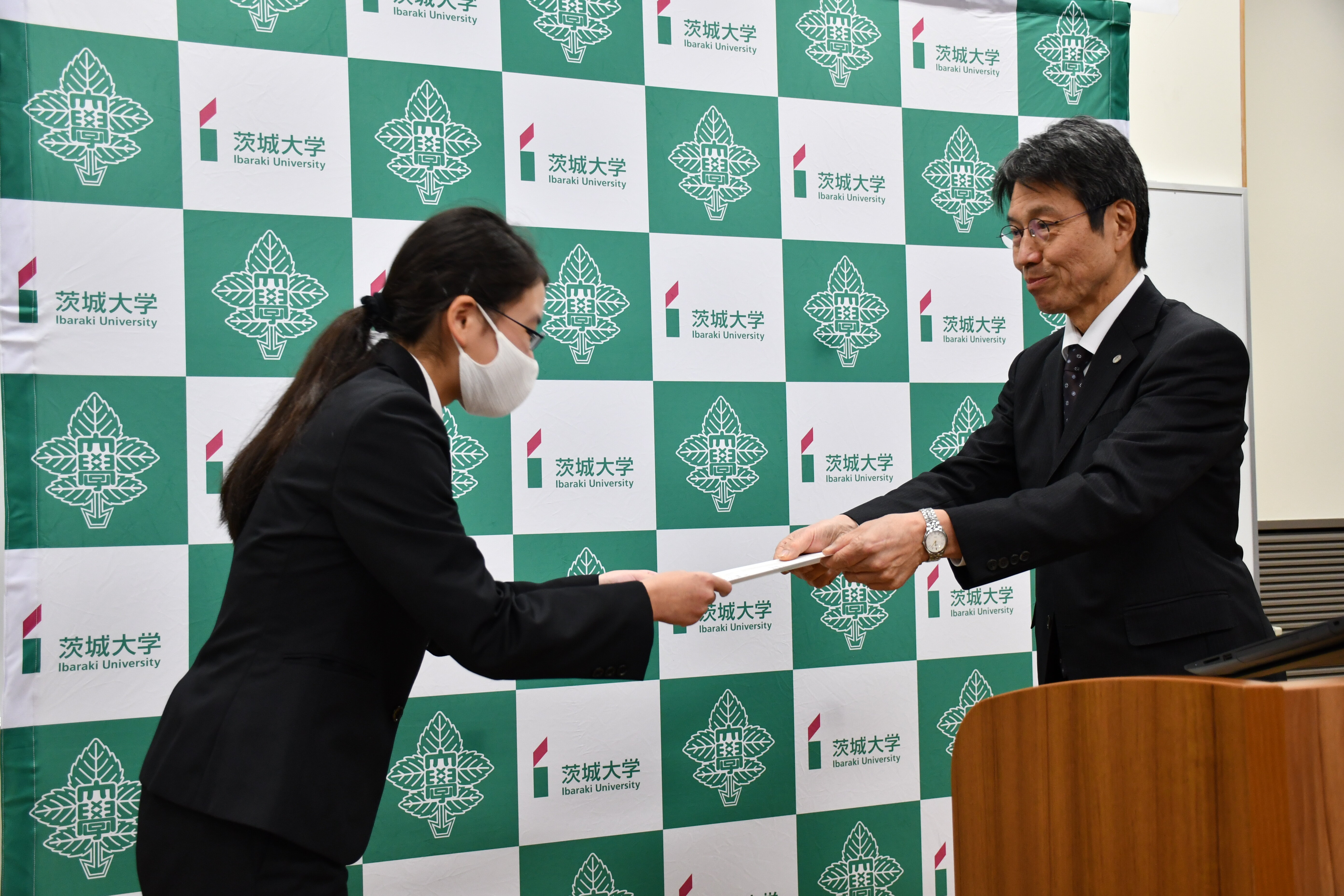 代表して表彰状を受け取る五来汐里さん（人社４年）