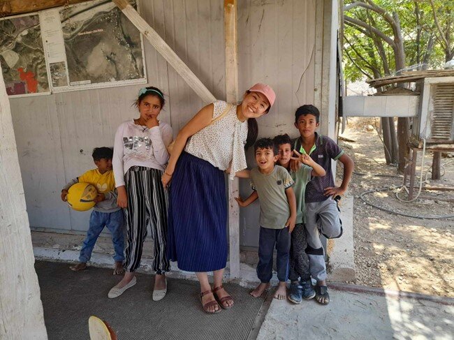 ヨルダン川西岸地区で子どもたちに囲まれる山村さん（写真：山村順子さん提供）