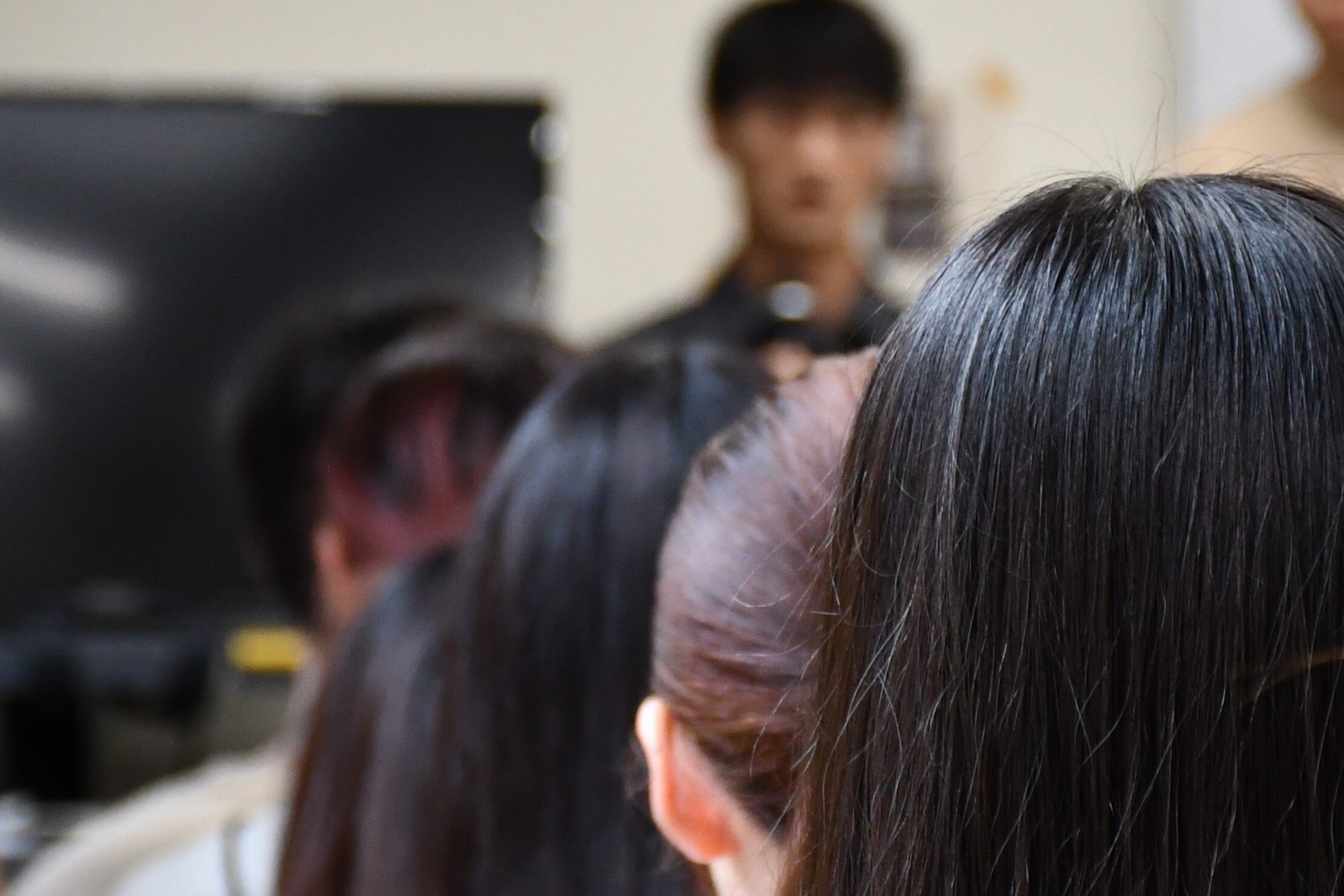 被害学生の話を聞く学生.JPG
