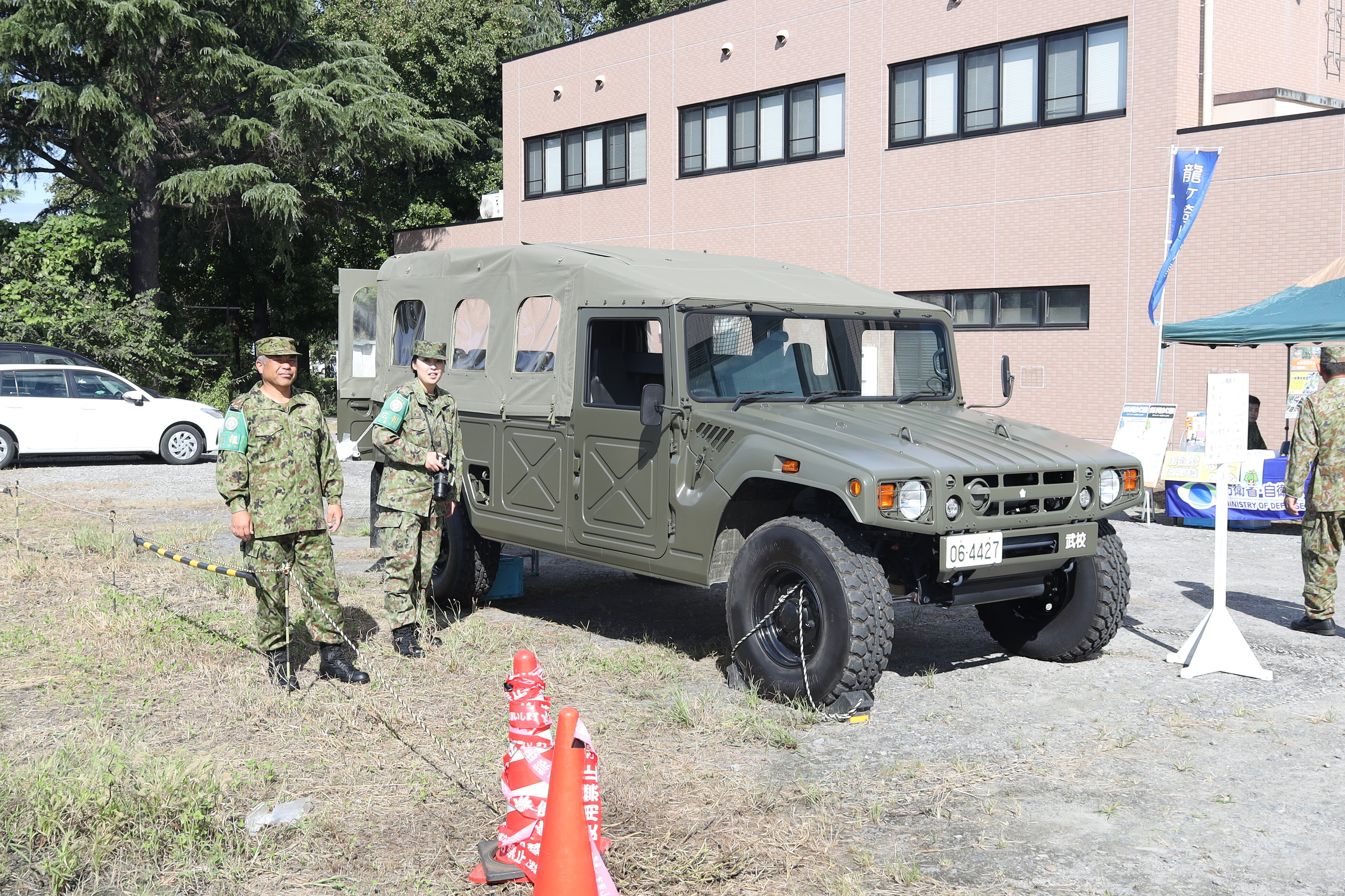 11. 自衛隊車両・装備品展示.JPG