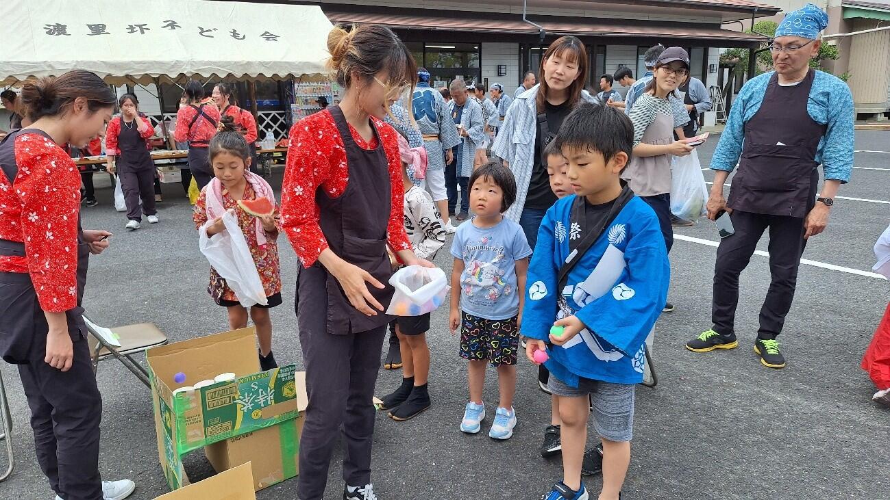 ピンポン玉投げで遊ぶ参加者ら
