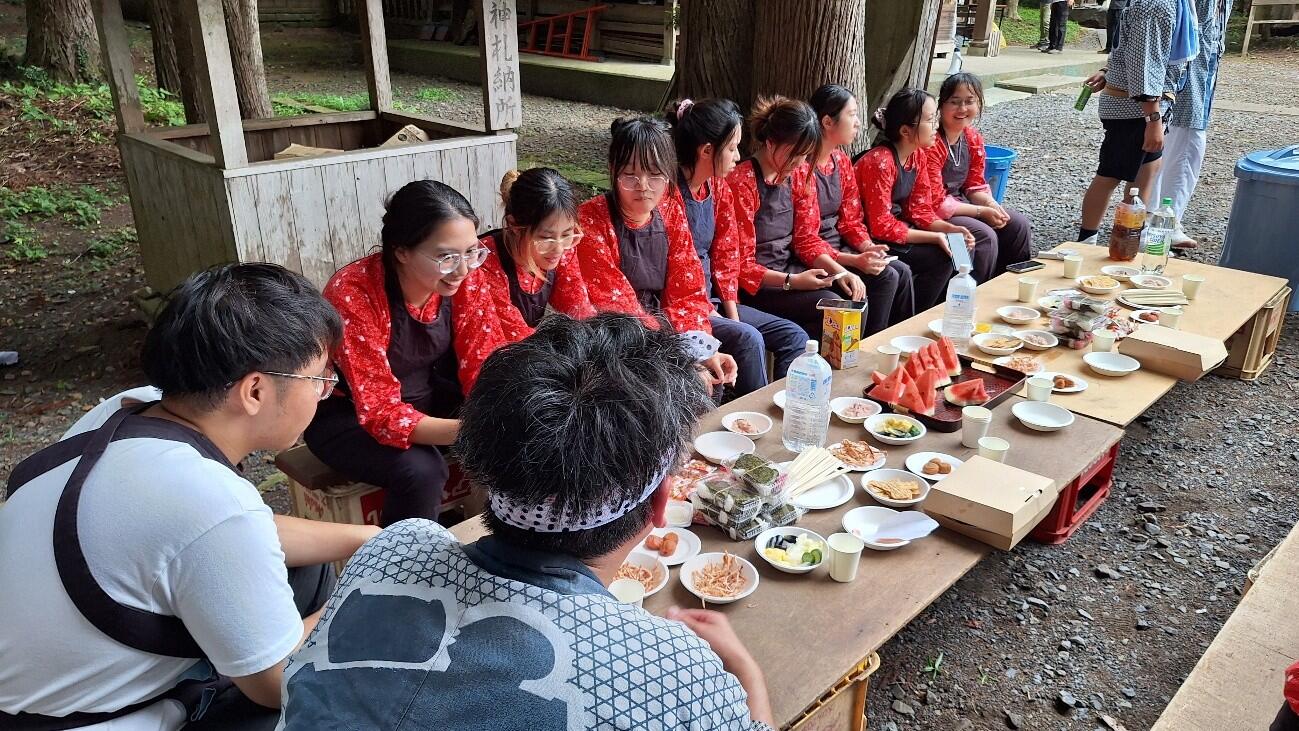 境内での食事の様子