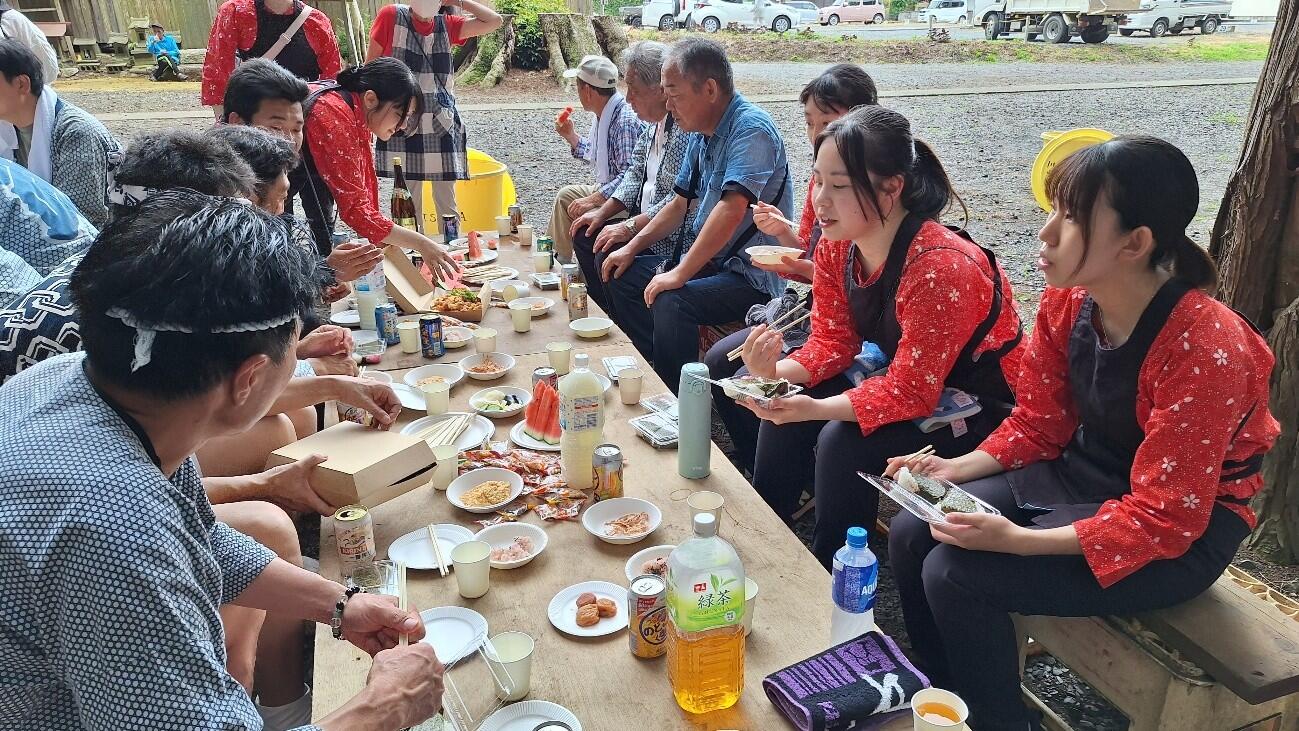 境内での食事の様子