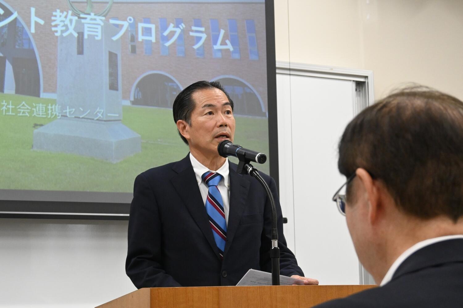 あいさつをする幡谷支部長