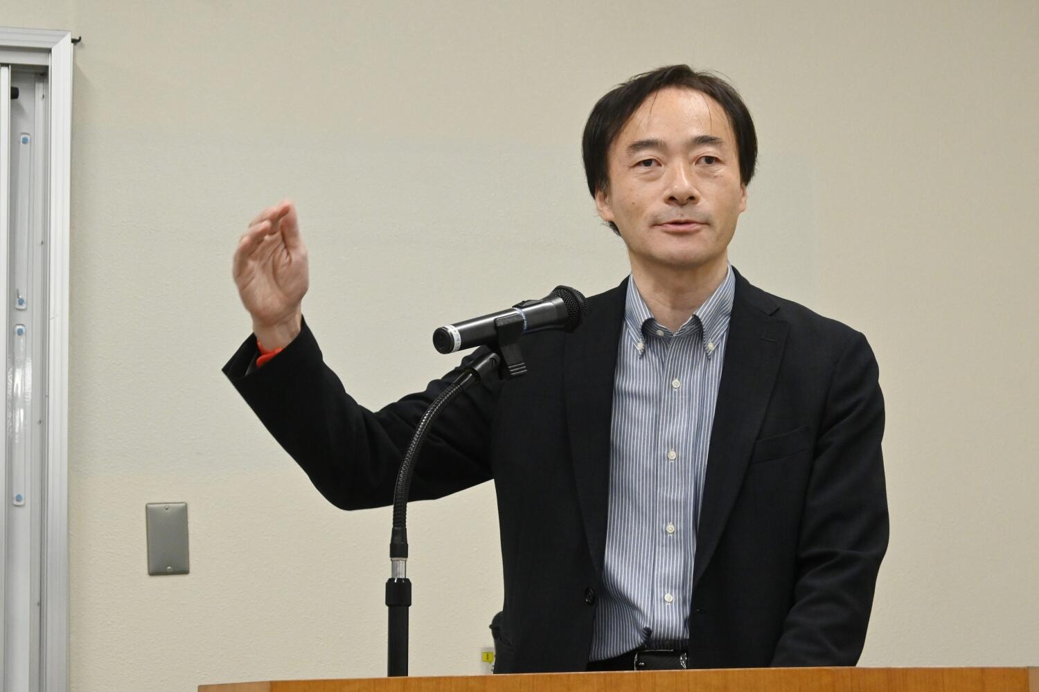 模擬講座をする間中講師