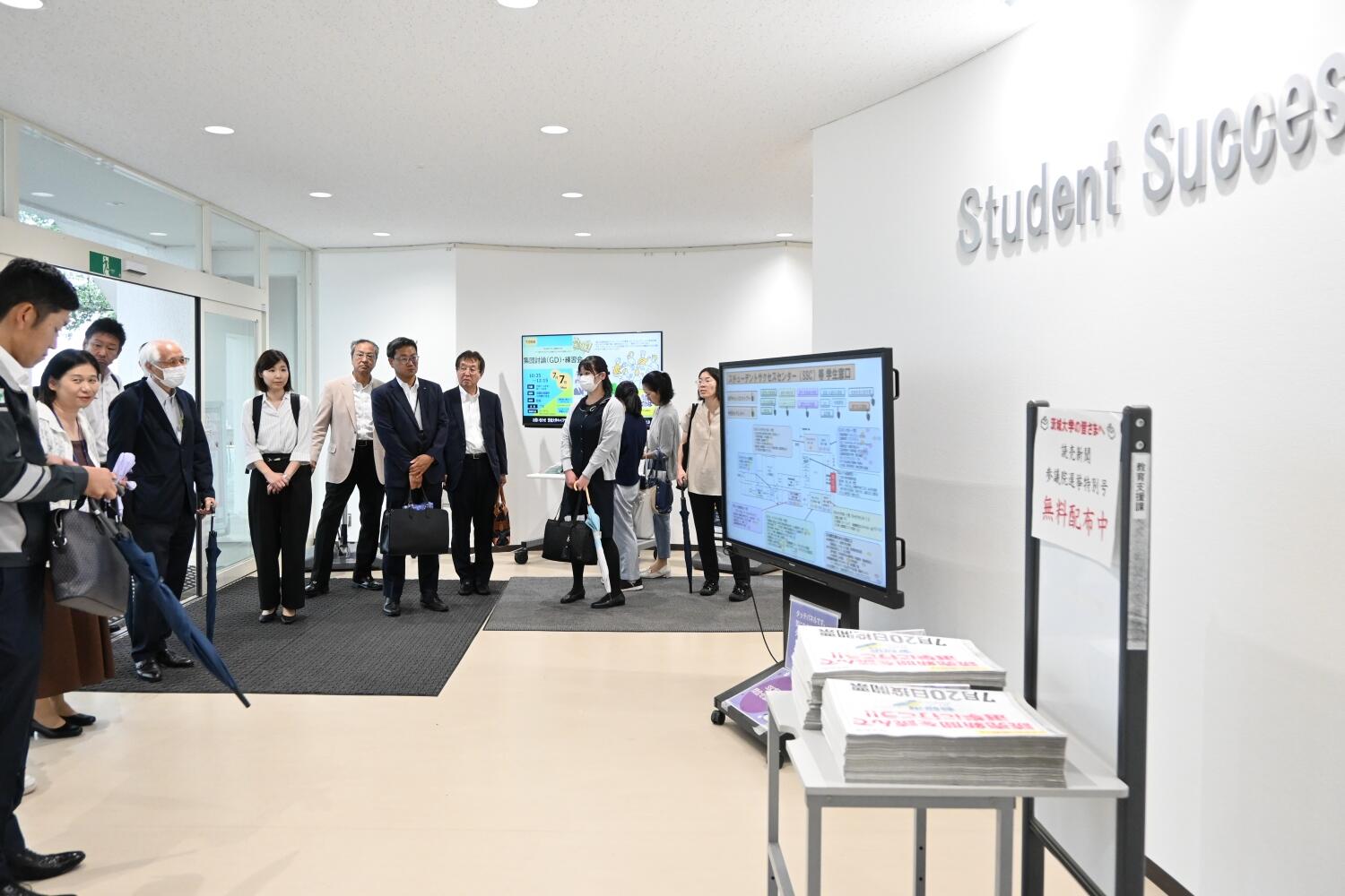 SSCを見学する茨城県経営者協会水戸地区支部の皆さん
