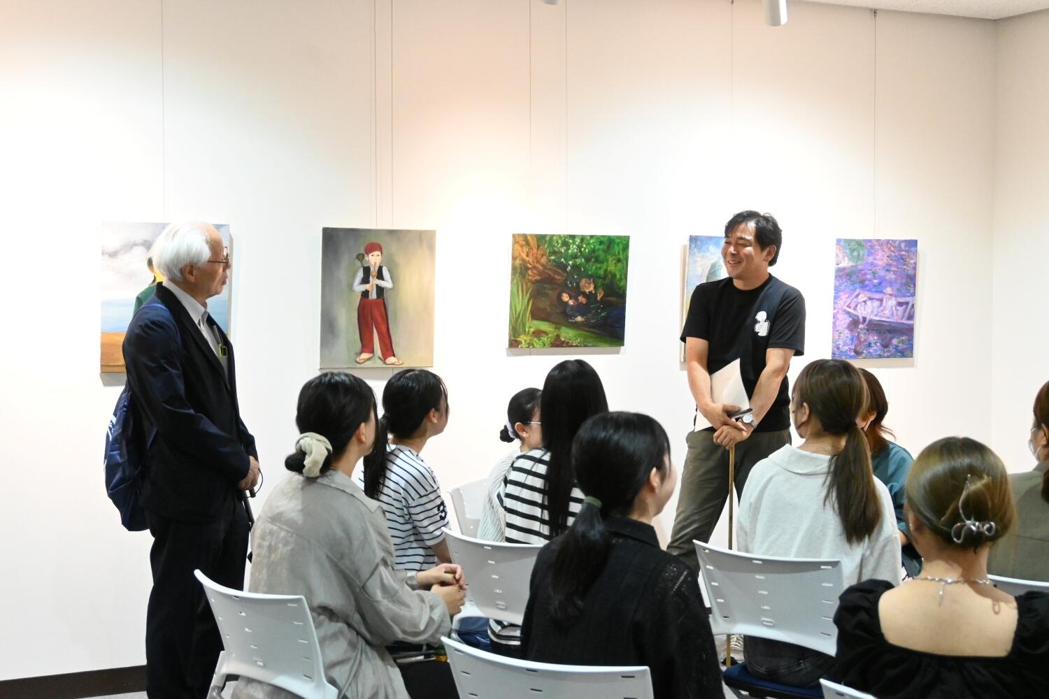 図書館展示室を見学する茨城県経営者協会水戸地区支部の皆さん