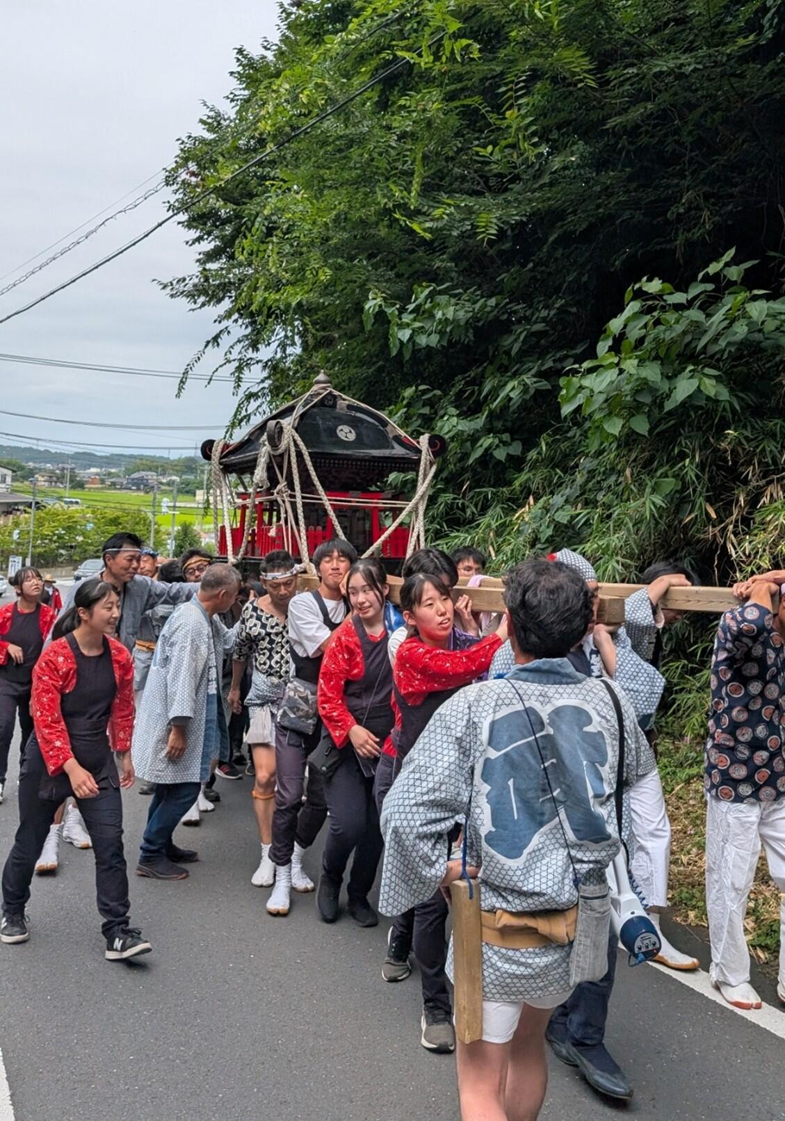 神輿をかつぐ参加者