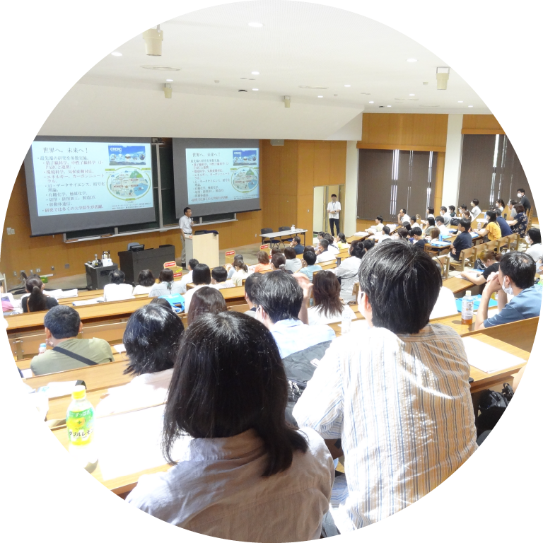 講義を受ける学生の後ろ姿