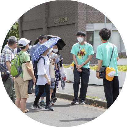 ツアーでの案内を受ける学生達