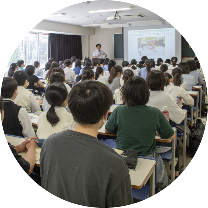 ツアーでの案内を受ける学生達