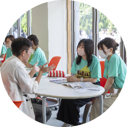 ツアーでの案内を受ける学生達