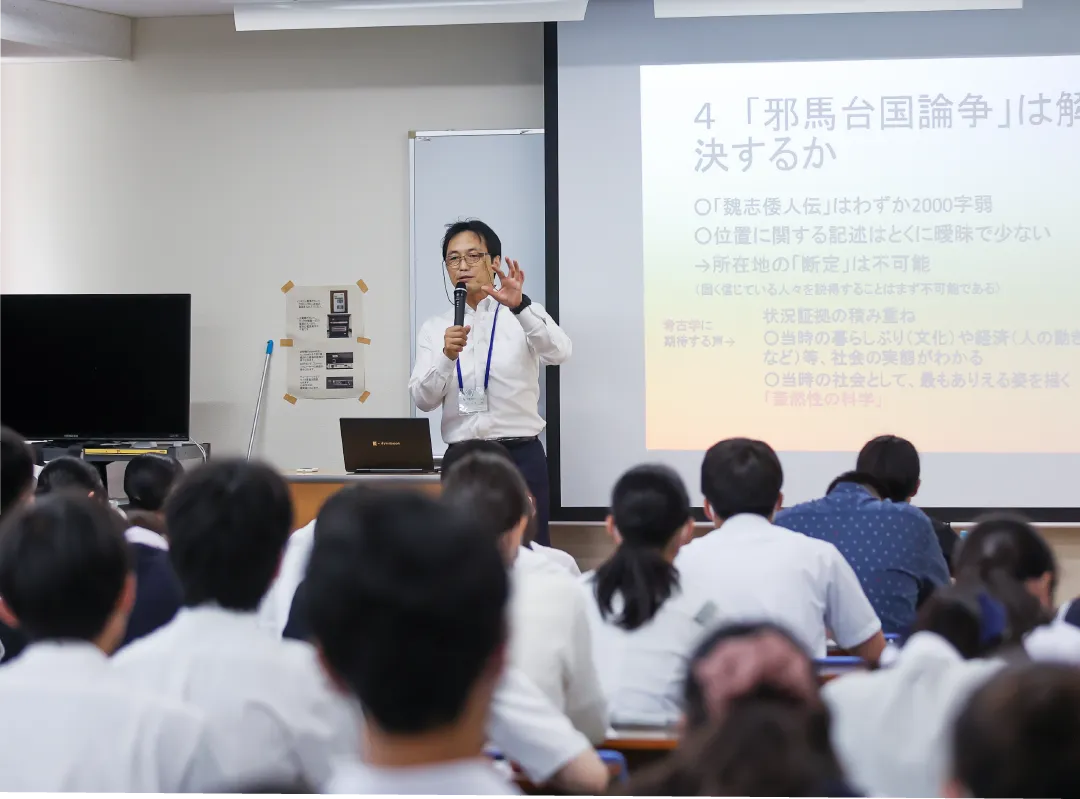 高校生と模擬授業を行う講師